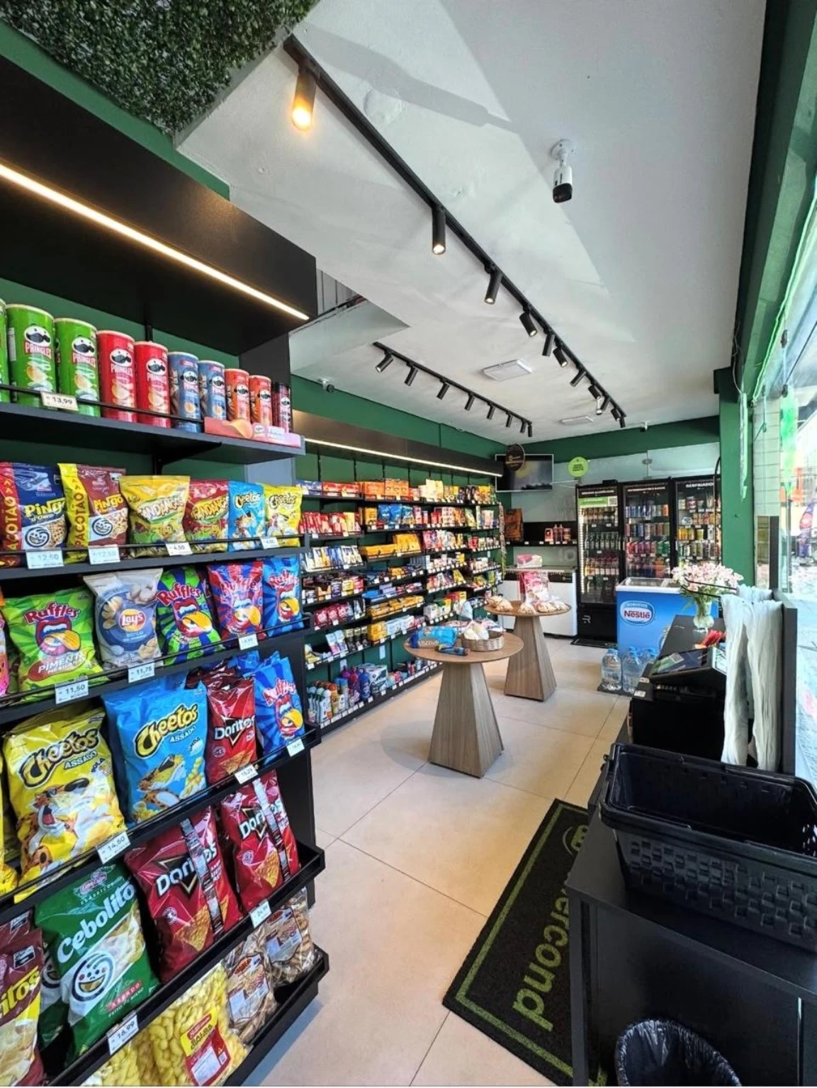 Interior do Mercond Kobrasol, com prateleiras de produtos, geladeiras e autoatendimento